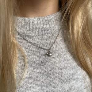Handgjort silverfärgat halsband med hjärt berlock💘 🚚 Frakt 15kr