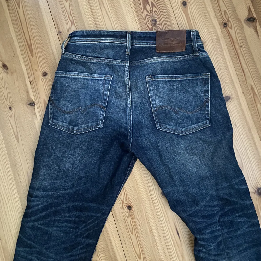 Snygga jeans från Jack n Jones. Nypris ca 700-800kr. Säljer pga att de inte längre passar. Kontakta vid intresse. . Jeans & Byxor.