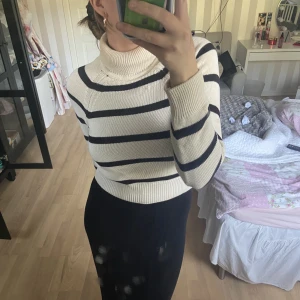 Stickad tröja - Randig polotröja köpt second hand. Tröjan är använd men har inga större defekter💗 