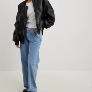 Lågmidjade jeans från NAKD  -  Lågmidjade jeans från NAKD i storlek 36. Orginalpris 599kr Säljer då de inte passar längre. Skriv för fler bilder!🥰