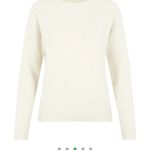 Stickad vit tröja - Populär Stickad tröja från Vero Moda. Använd regelbundet, och är nästan i nyskick.