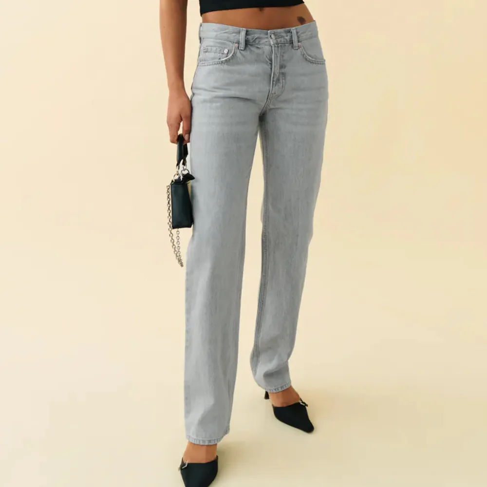 Lågmidjade gråa raka jeans från Gina. Jättebra skick på dom då dom är inte så använda då dom har tyvärr blivit för stora. Passar mig i längden då jag är 167cm lång. Så snygg grå färg, ord pris 499sek.. Jeans & Byxor.