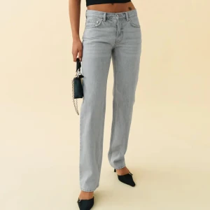 Low straight jeans från Gina - Lågmidjade gråa raka jeans från Gina. Jättebra skick på dom då dom är inte så använda då dom har tyvärr blivit för stora. Passar mig i längden då jag är 167cm lång. Så snygg grå färg, ord pris 499sek.