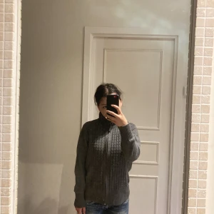 Grå stickad kofta - Jättemysig kofta! Det passar jättebra nu till vintern💕 Jag köpte den för 150 och säljer för endast 60kr! 