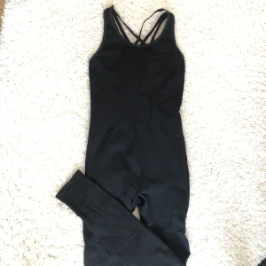 Jumpsuit  - Svart jumpsuit. Ger lite shapewear effekt och är ett bra basic plagg att ha. Bra kvalitet och helt oanvänd, endast testad. Köpt på kappahl för 499kr. 💓