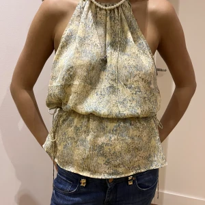 H&M topp  - Superfin topp ifrån H&M. Knappt andvänd och i jättebra skick. Storlek S. Säljer för 125 kronor men pris kan diskuteras .💞💖💗