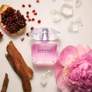 Helt ny Versace Bright Crystal parfym - Helt ny (!) Versace Bright Crystal parfym, provad en gång. Kommer ej till användning då jag aldrig använder parfym. Luktar ljuvligt och är ett måste för den som älskar att lukta extra gott. En superhärlig blommig doft med fruktiga inslag. Nypris 850 kr!💕