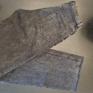 Jeans från Zara i svart färg. Högmidjade. Använda vid ett tillfälle