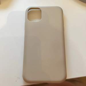 Ett beige mobilskal för iPhone 11. Som nytt, använd då tal gånger. Säljer för har inte iPhone 11.