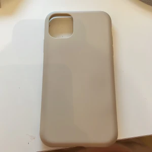 Mobilskal - Ett beige mobilskal för iPhone 11. Som nytt, använd då tal gånger. Säljer för har inte iPhone 11.