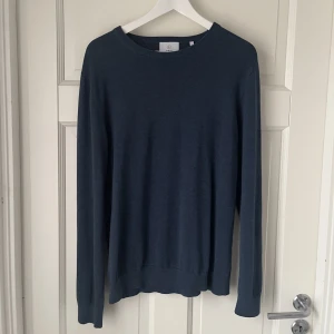 Stickad tröja - Säljer nu en stickad tröja från Bläck. Är i helt nytt skick utan defekter, storlek M