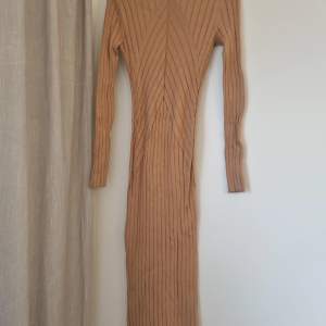 Höstig klänning från H&M i storlek XS. Spartsamt använd. 