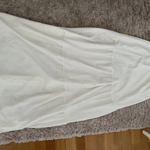 Lång kjol - Vit långkjol från Gina tricot i storlek M, men passar även s🤍 Går hela vägen ner till fötterna på mig och jag är 172! Endast använd 1 gång, säljer för attt jag har en liknande