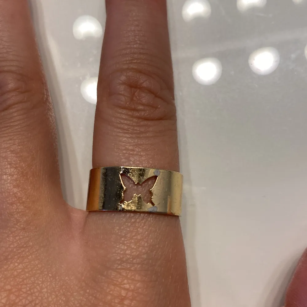 En fin guld ring som har ett litet tecken på användning men annars är i bra skick. Det går att ändra storleken men i övrigt skulle jag säga att de är en stor ring.. Accessoarer.