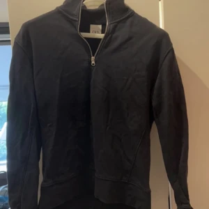 Zara halfzip - Tja, säljer en zara halfzip i bra skick. Den är i storlek small. Den är lite skrynklig på bilden men den stryks innan jag skickar. 150kr