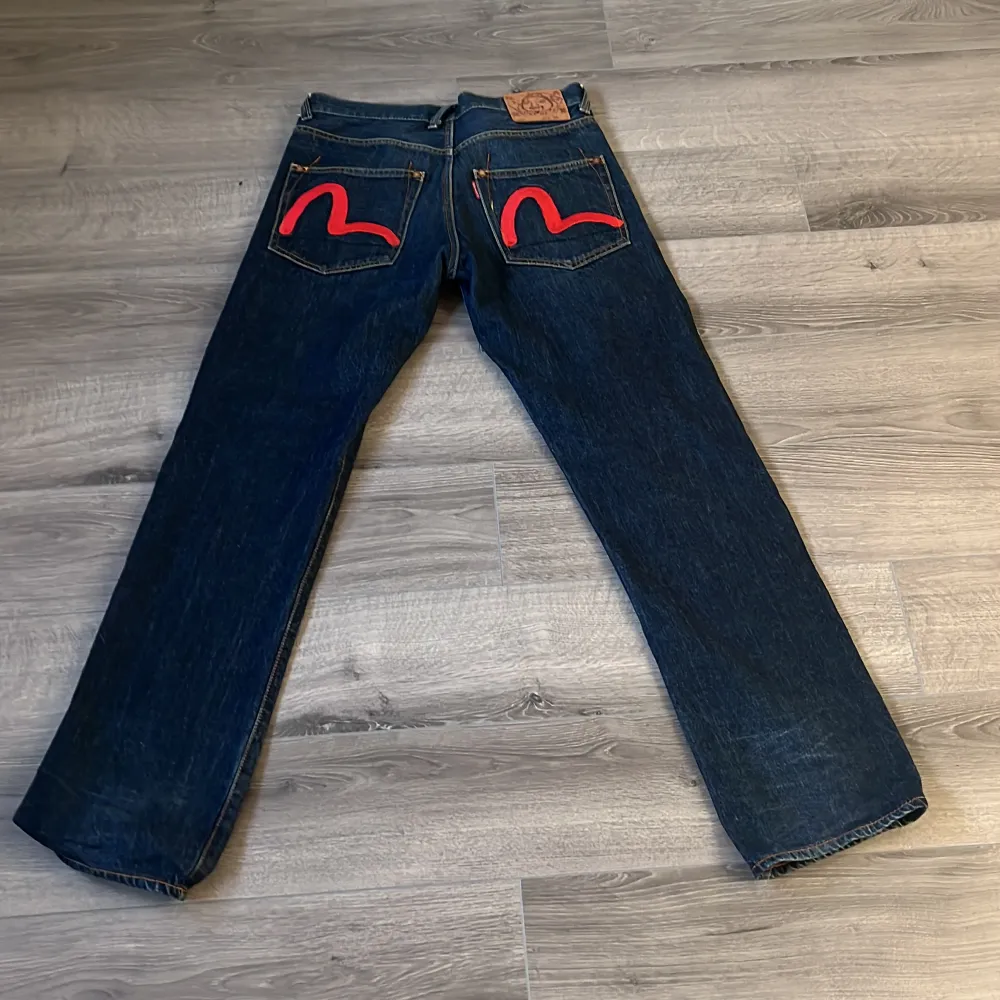 Säljer mina Älskade Evisu jeans då de inte passar längre. Rikigt fett passform som är lite loss, inga defekter och självklart äkta✅ Ytterbenlängd 110cm📏 Nypris ligger runt 3100kr💸 Har ni några frågor är det bara att höra av sig😊. Jeans & Byxor.