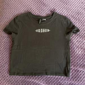 Skön y2k T-shirt från hm🤍 i storlek m men är croppad så passar s perfekt. Andvänd typ 2 gånger. Köpt för 79 på rea. Säljer för att den inte längre andvänds❤️