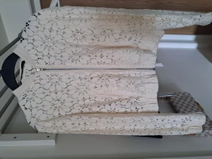 Spetsjacka i bombermodell - Jättefin liten jacka i spets i bombermodell, hel dragkedja fram. Vitbeige. Resår i ärmar och nederdel