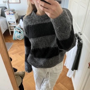 stickad tröja - köptes från mango för typ 1 år sen o har endast använt 2 ggr efter det så jättebra skick!!!! köptes för kanske 400kr.