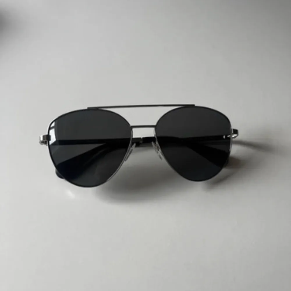 Säljer dessa nya helt oanvända solglasögon från tiger of Sweden. Det är ett par pilot glasögon med silvrig ram. Köpare står för frakt😇. Accessoarer.