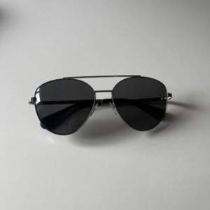 Säljer dessa nya helt oanvända solglasögon från tiger of Sweden. Det är ett par pilot glasögon med silvrig ram. Köpare står för frakt😇