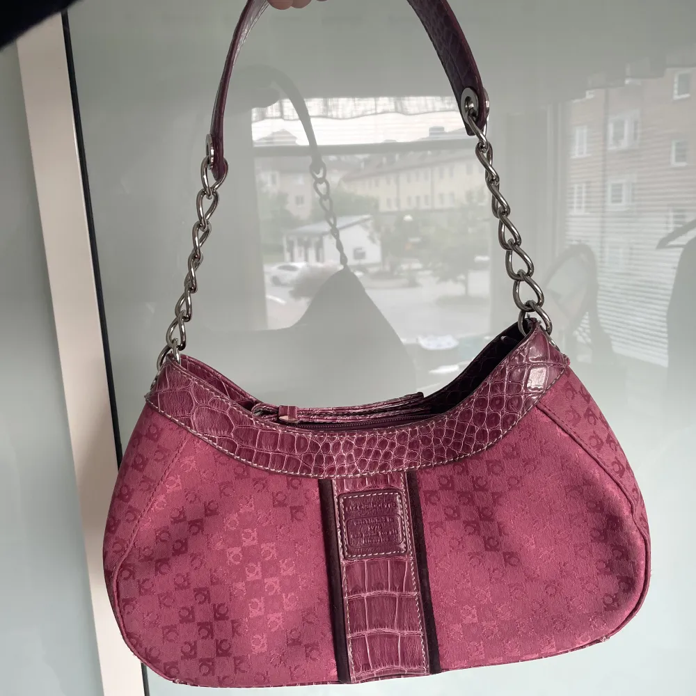 Världens härligaste handväska, från märket Liz claiborne.rymlig med flera fack inuti. B:30 H:15. Vill du köpa är det bara att trycka på ”köp nu”. Väskor.