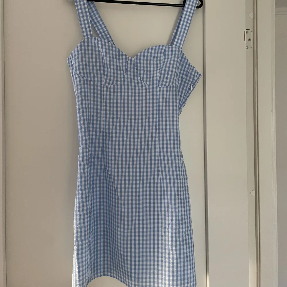 En helt ny och oanvänd klänning från H&M, köpt denna sommaren. Finns även prislapp kvar. Nypris: 249 kr. Klänningar.