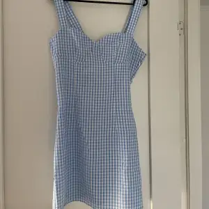 En helt ny och oanvänd klänning från H&M, köpt denna sommaren. Finns även prislapp kvar. Nypris: 249 kr