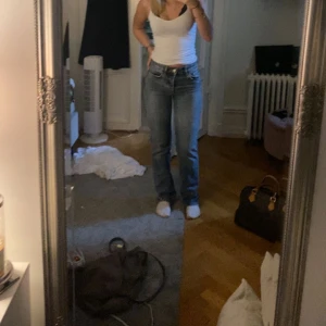 Jeans - Jättefina mörkblå zara jeans som köptes förra vintern. Använda men fortfarande väldigt fräscha. Fler bilder kan fixas 