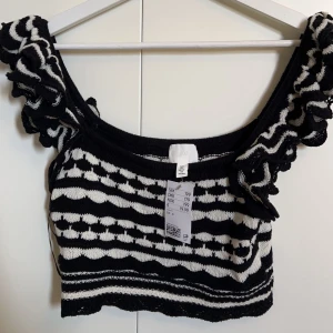 Virkad topp från H&M 🤍 - Jättefin oandvänd virkad topp från H&M! 🤍Prislappen finns kvar, nypris 199, säljer för 150 🤍 Köpare står för frakt, kan även mötas upp! Bara att höra av er om det är några frågor 🤍