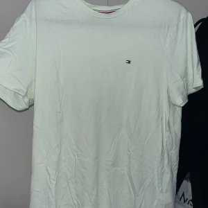 T-shirt  - Säljer denna coola Tommy hilfiger t-shirt i ljusgrön nyans, storlek M, nyskick🙌🏼