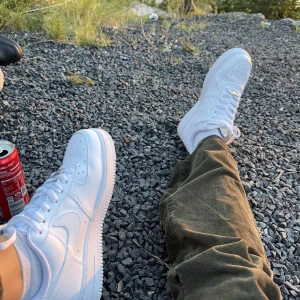 Airforce - Säljer mina vita airforce i storlek 38 eftersom jag fick två st, bara använt en gång🥰