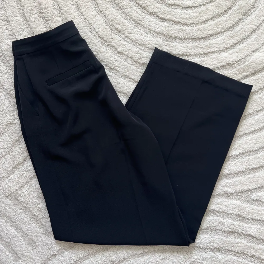 Svarta, vida kostymbyxor från HM. Jättesköna! Materialet är lite glansigt och tunt så byxorna är svala 😁. Jeans & Byxor.