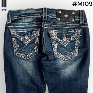 M109 lågmidjade bootcut missme jeans  - MissMe jeans i model Boot 💜 Tag 26W 💜Midja (rakt över) 36cm 💜 Innerben 79cm 💜 Ytterben 104cm 💜 Benöppning 23cm 💜 Uppsydda 💜Våra mått blir W=28, L=31 💜 Men jämför alltid måtten💜