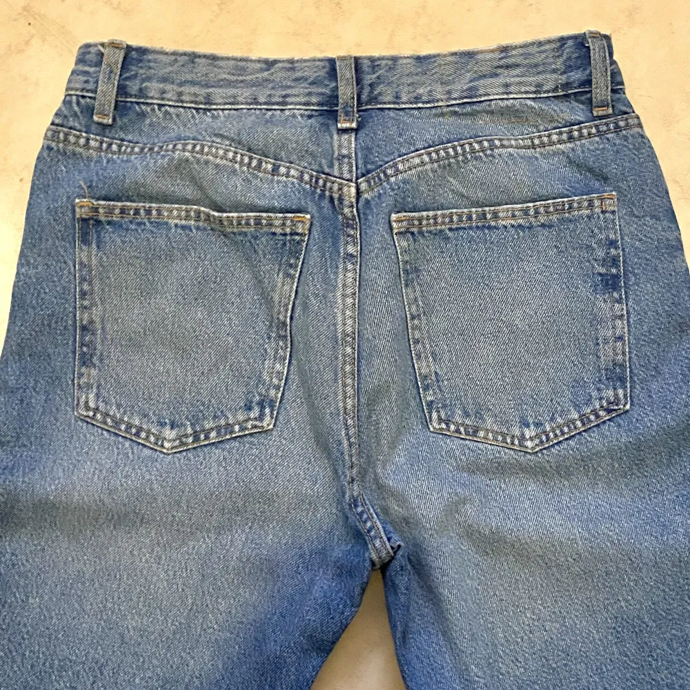As snygga raka jeans från Bershka! Säljer då jag har ett annat par i nästan exakt samma färg och använt väldigt sällan😋  Nyskick!!  Är storlek 27/32 (36). Jeans & Byxor.