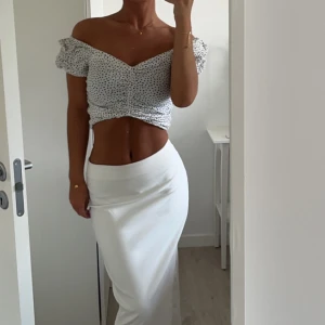 Prickig topp - Super söt topp går ändra lite hur man vill! Går ha off shoulder! Ändra hur lång osv… köparen står för frakten 