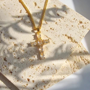 Diamond cross  - Diamond cross Halsband med cz diamanter och pläterad i ren 18k gold. Längd- 18tum. Helt ny och oanvänt. Handgjorda av mig. Betalar med swish/ plick. 