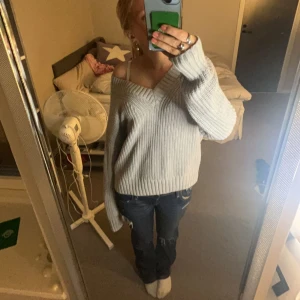 Stickad tröja  - Jättefin stickad v-ringad trlja från Hollister som är fint skick💞det står att de är storlek L men skulle tro att de är barnstorlek och den passar perfekt på mig som har xs-s💗