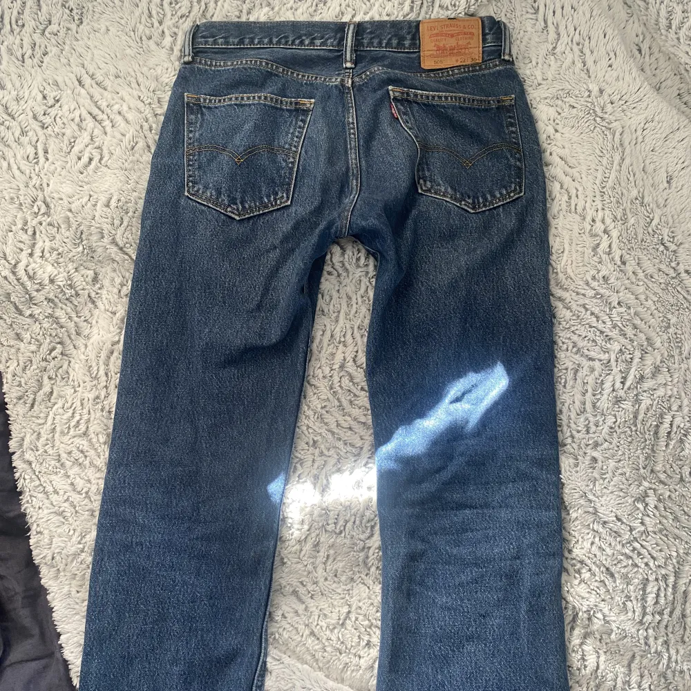 Lågmidjade vintage levis jeans med en rak passform i en mörkblå wash. Knappast använda   knappt använda . Jeans & Byxor.