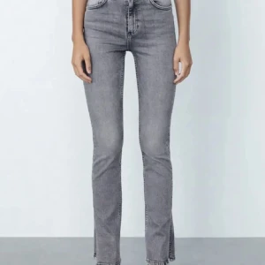 Gråa Zara jeans split - Byxorna är i full length och passar mig som är 173 cm med ganska långa ben, köpte för ett år sen och knappt använt på senaste men de ser ut som nya.