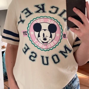 T-shirt  - Skön t-shirts ånvänder den inte längre den är inte mycket använd