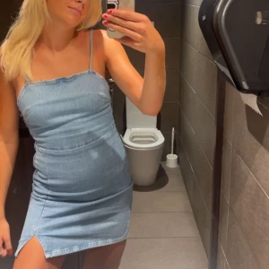 Jeans klänning från bikbok! - Använt vid ett tillfälle 