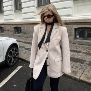 Kavaj - Helt ny kavaj med lappar kvar! Säljer då returtiden hade passerat. Varmare blazer så är mer som en jacka