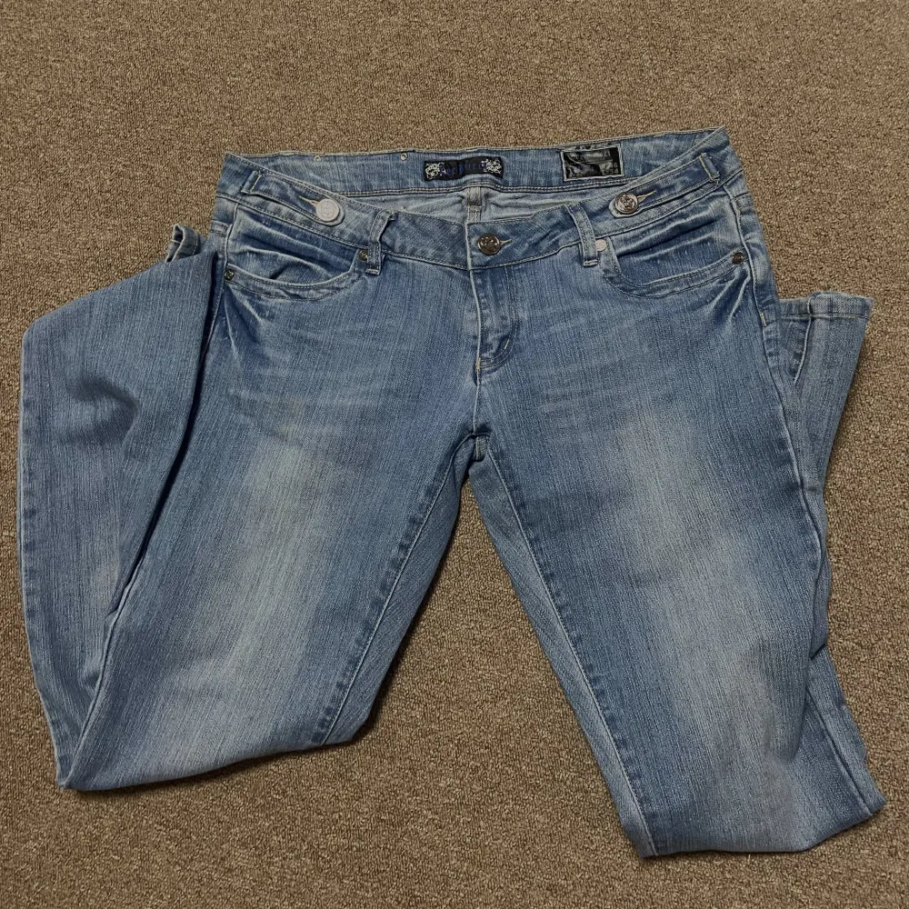 Oanvända ny skick jeans. Passar mig inte längre och har suttit i garderoben länge.  köparen står för frakten. Jeans & Byxor.