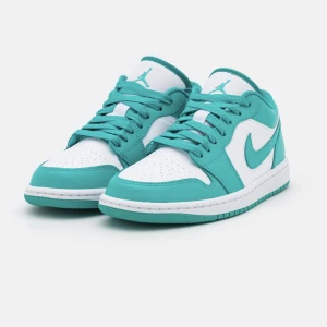 AIR JORDAN 1 - Blå/gröna air jordan 1’s som är i toppskick. Använda ca 3/4 gånger så de är som nya. Skoboxen till skorna skickas med! Skriv gärna för fler bilder funderingar☺️