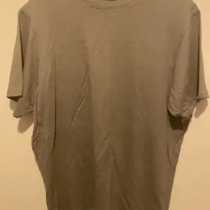 Mörkgrå tshirt köpt från Pull&Bear, storlek M, aldrig använd, skriv för mer information 