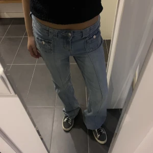 H&M jeans  - Säljer dessa sjukt snygga och populära jeansen från H&M. Jättebra skick och knappt andvändna då jag har ett par liknande. Dessa går ej att köpa längre på H&M hemsida. Storlek 38 men passar mig som brukar ha S.  Säljer för 325 men pris kan diskuteras.💖💖