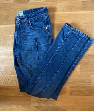 Jeans från Tiger of Sweden - Mörkblå jeans från Tiger of Sweden. Endast provade! Skriv för mer info ✨