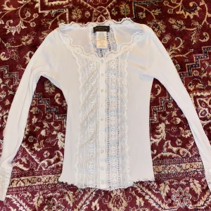 Vit kofta med spets - Fintskick, väl omhändertagen 