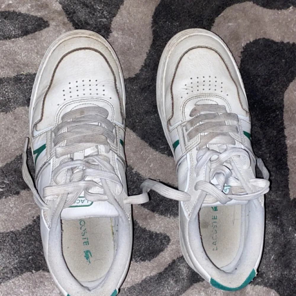 Feta vitgröna Lacoste skor i storlek 43, använda några gånger. Köpt för 1000kr. Skor.